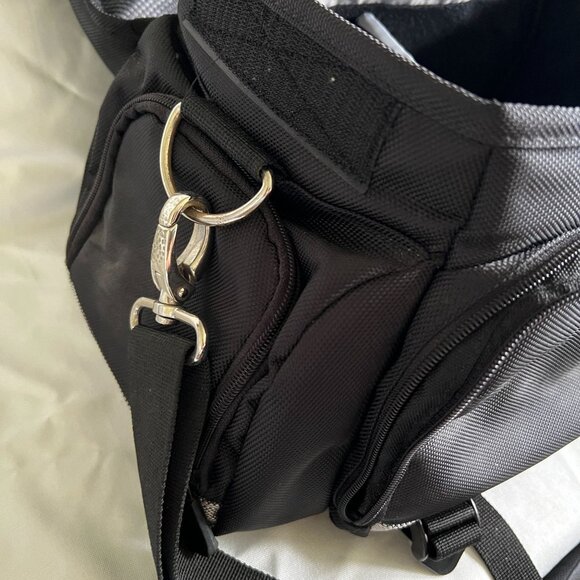 Canon Black Pro Camera Shoulder Bag With Adjustable Strap & Multiple Compartment - Picture 6 of 7